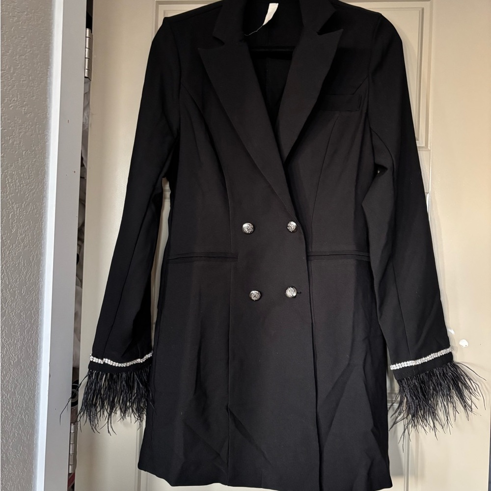 Chic Black Double-Breasted Women's Blazer with Feathered Cuffs super cute medium